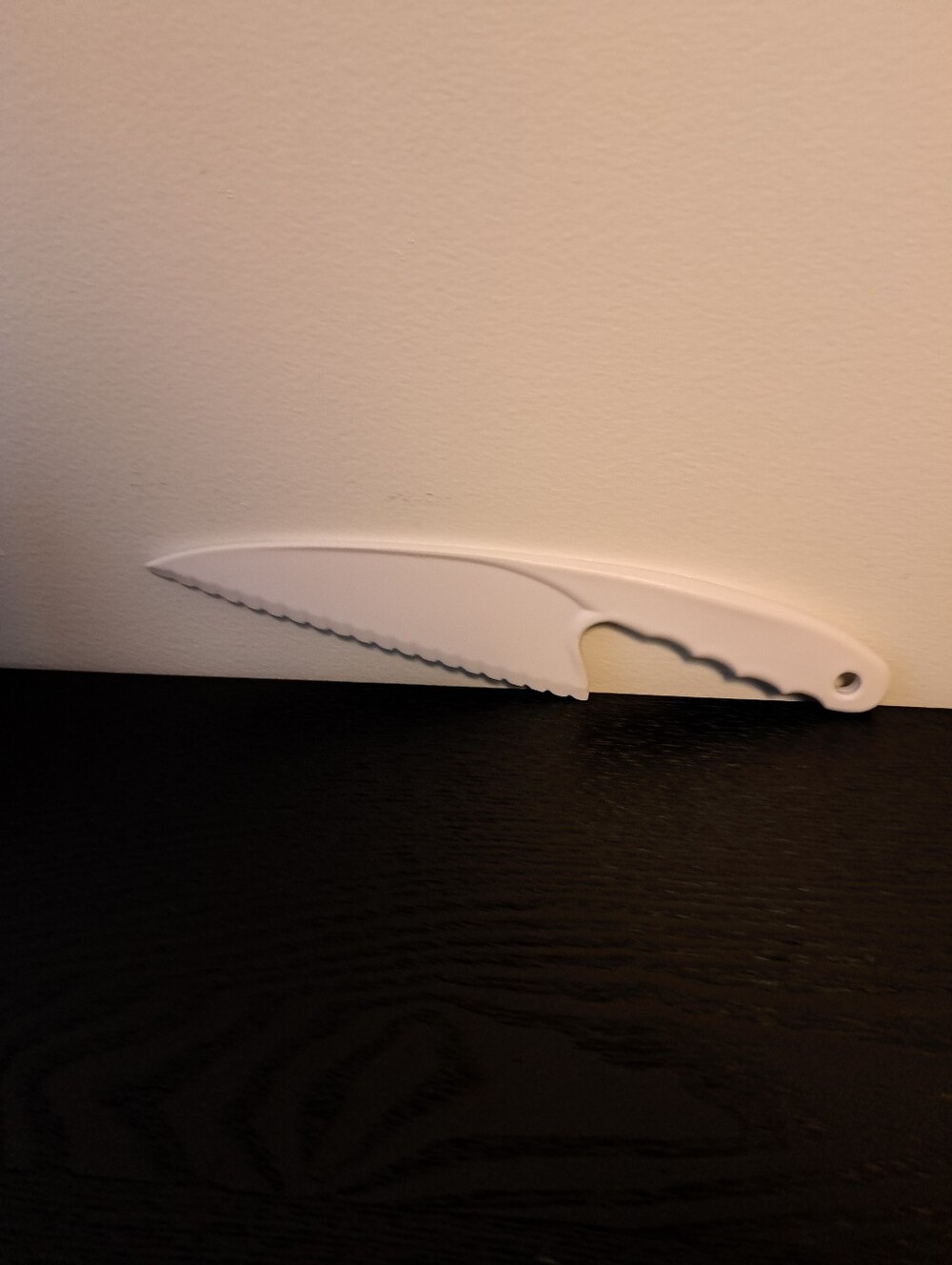 White Plastic Serrated Cutting Knife For Cutting Lettuce